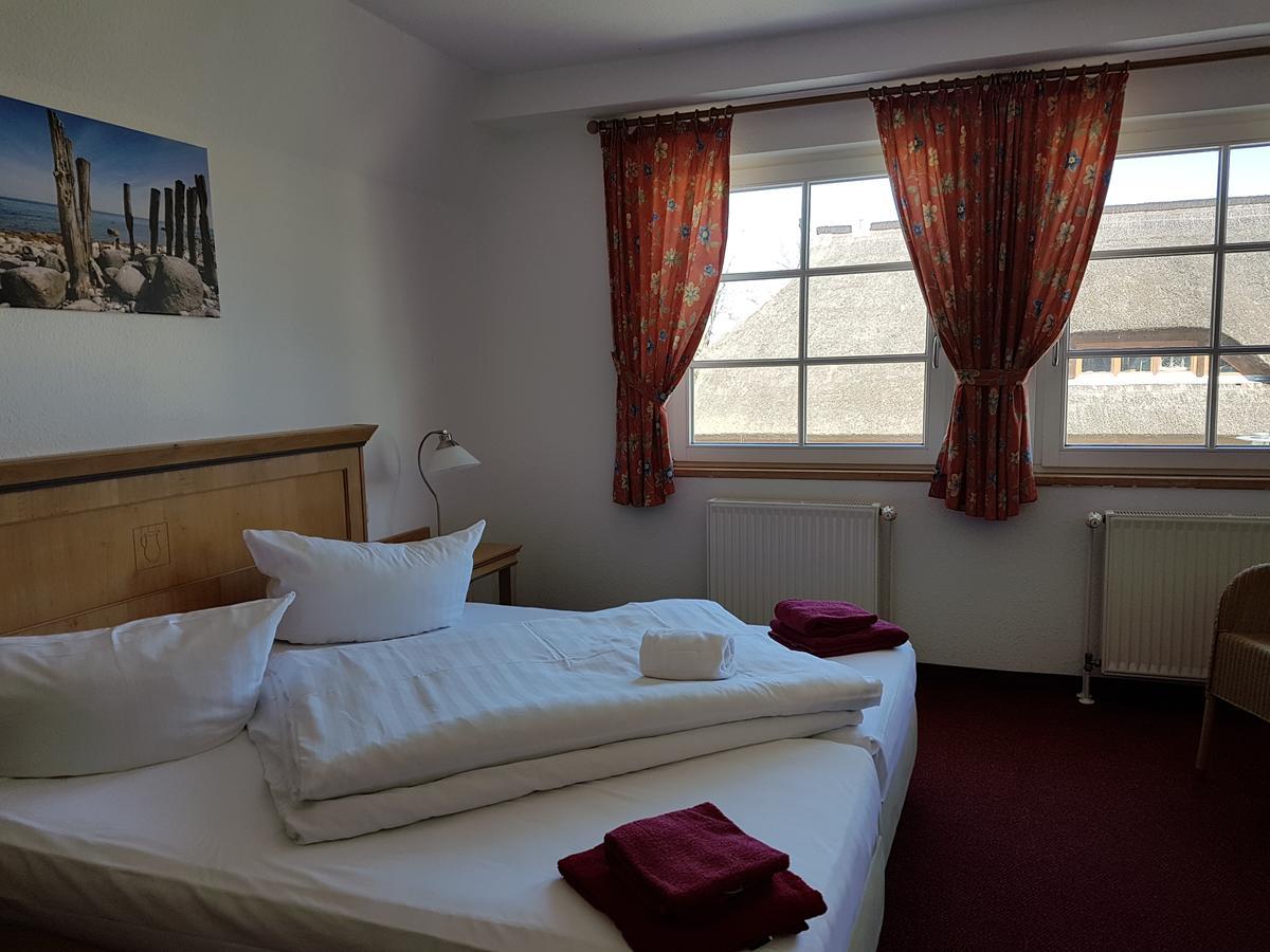 Hotel Alt Wittower Krug Вик Экстерьер фото