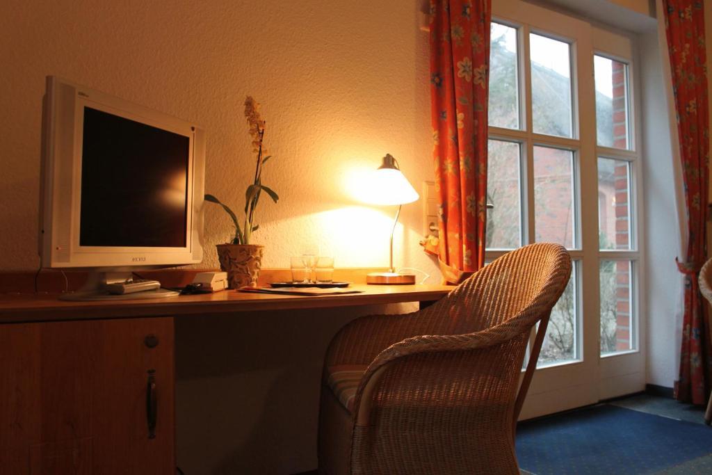 Hotel Alt Wittower Krug Вик Экстерьер фото